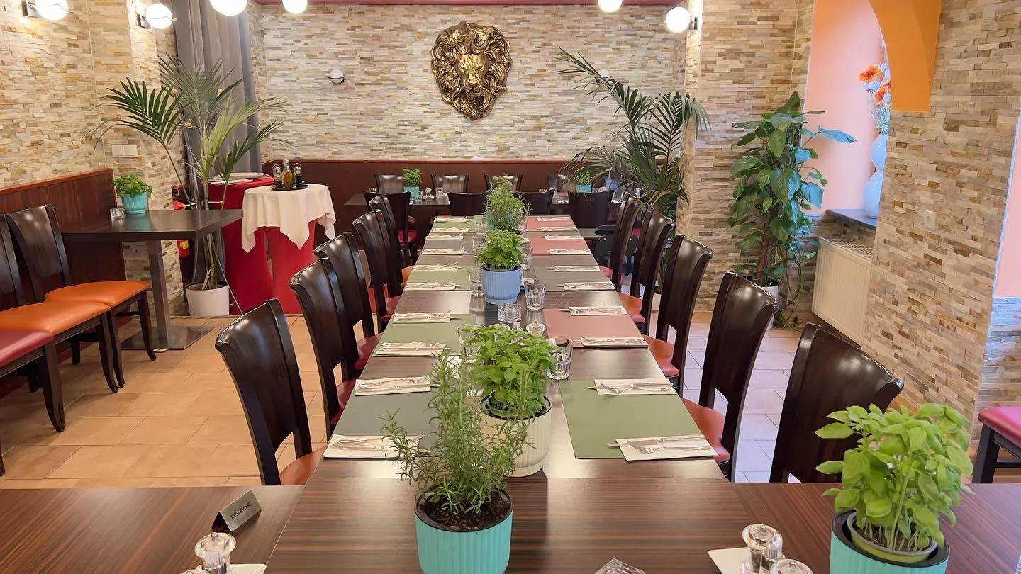 Restaurant Innenraum Ponte Di Rialto – gedeckte Tische mit Kerzenlicht