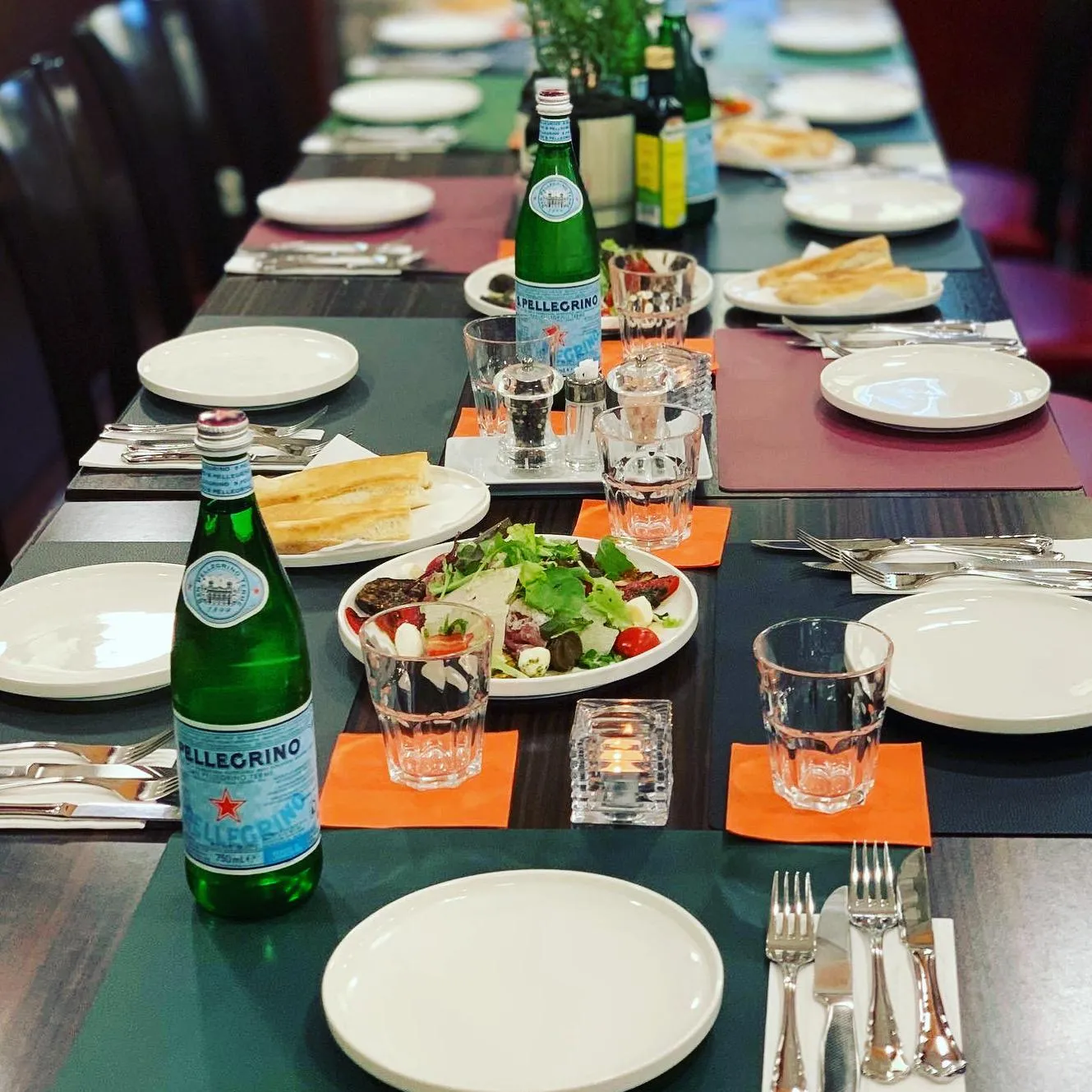 Festlich gedeckter Tisch mit S.Pellegrino und Antipasti – Event im Ponte Di Rialto