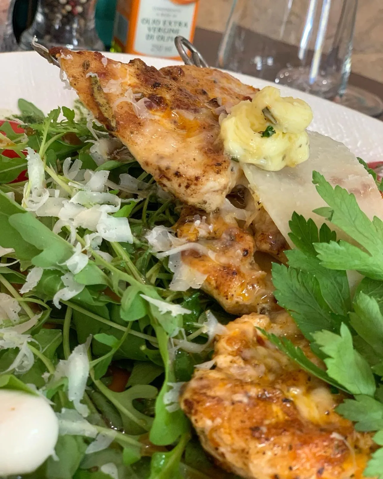 Gegrilltes Hühnerfilet mit Kräuterbutter auf Blattsalat mit Parmesan