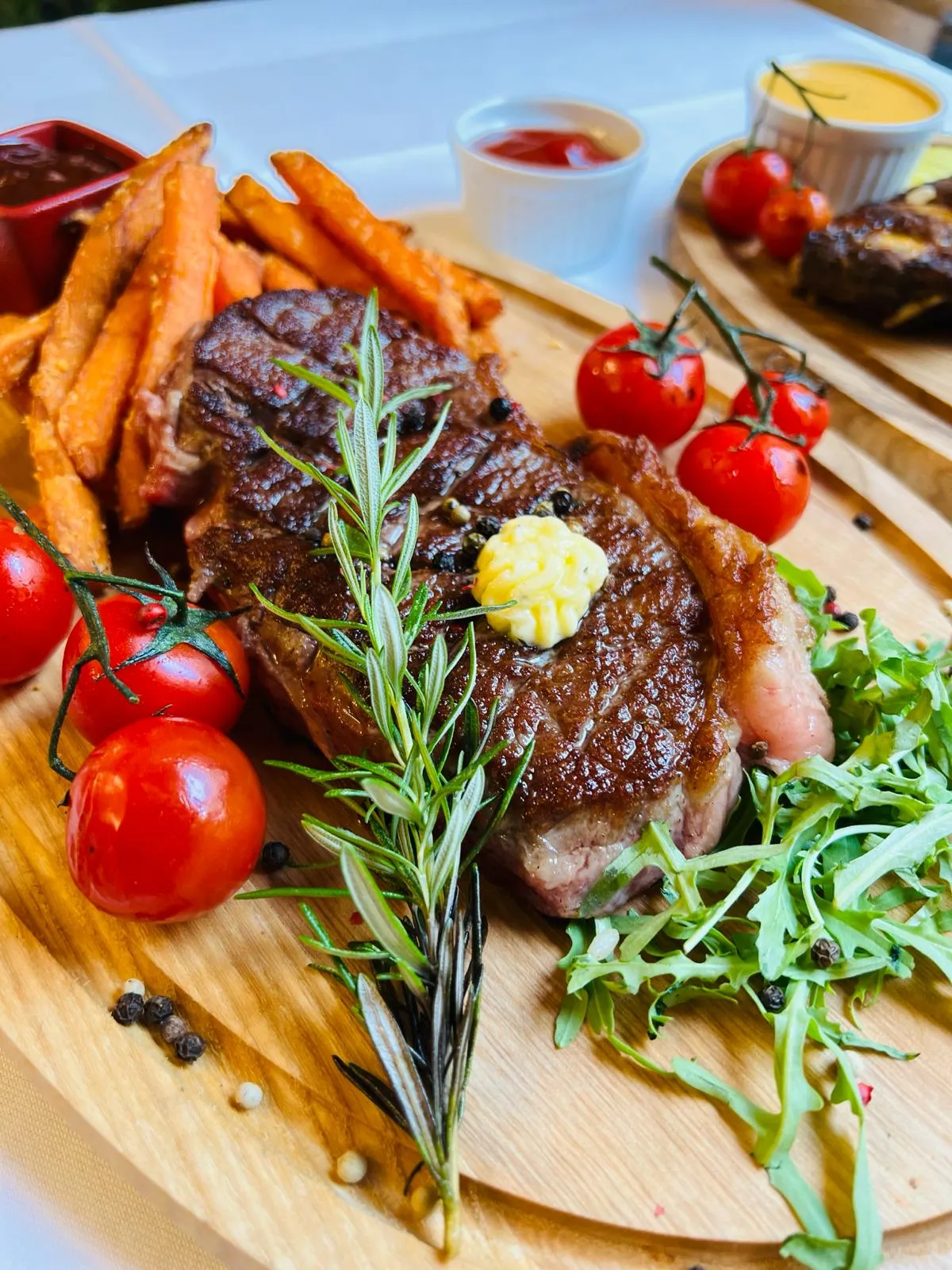 Steak vom Grill Nahaufnahme mit Kräuterbutter und Rosmarin