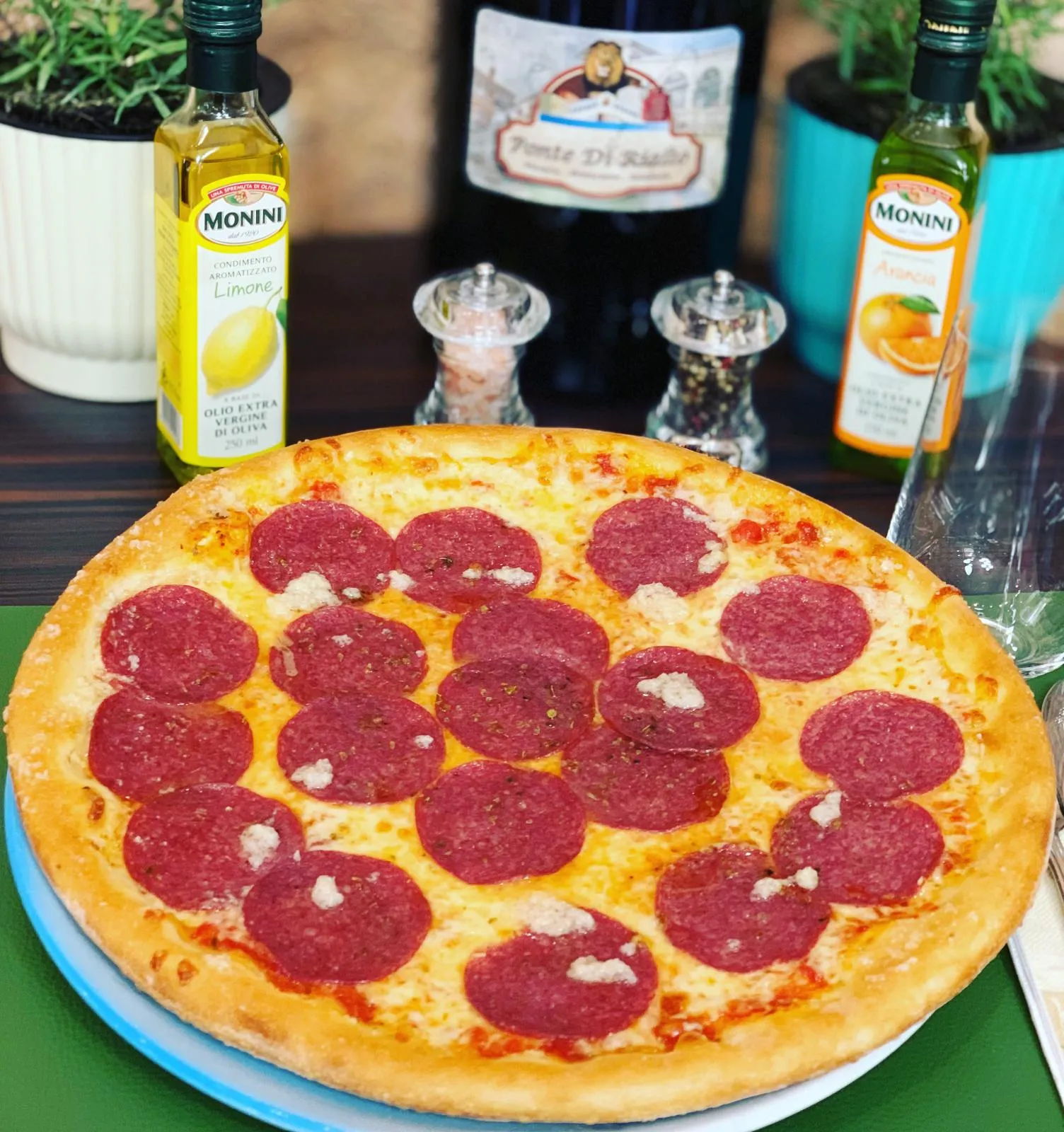 Pizza Salami aus dem Holzofen mit Monini Olivenöl – Pizzeria Ponte Di Rialto