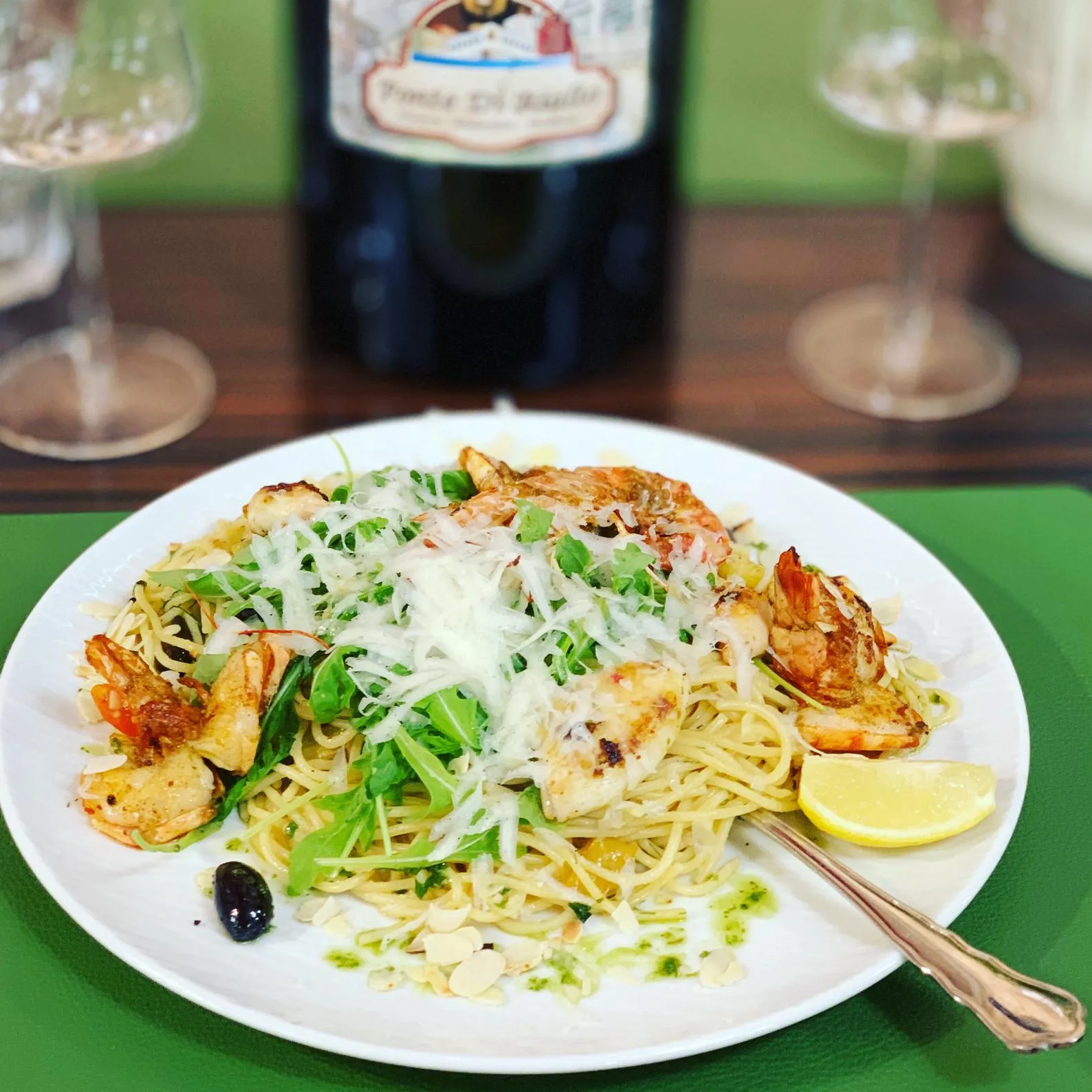 Insalata con Pollo – Hühnerfilet auf Rucola mit Mozzarella und Pesto