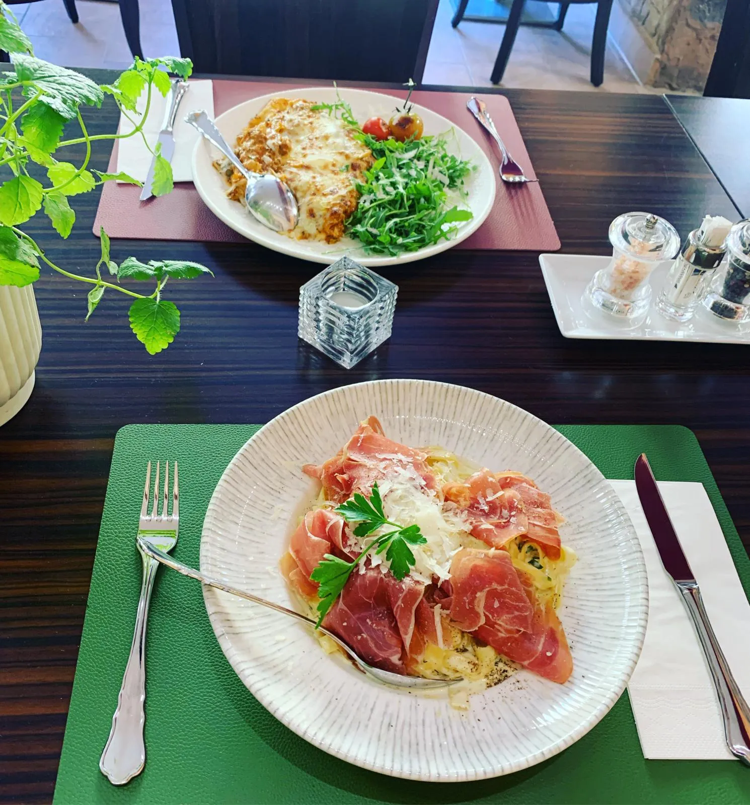 Tagliatelle mit Prosciutto und gratiniertem Käse – Mittagstisch Ponte Di Rialto