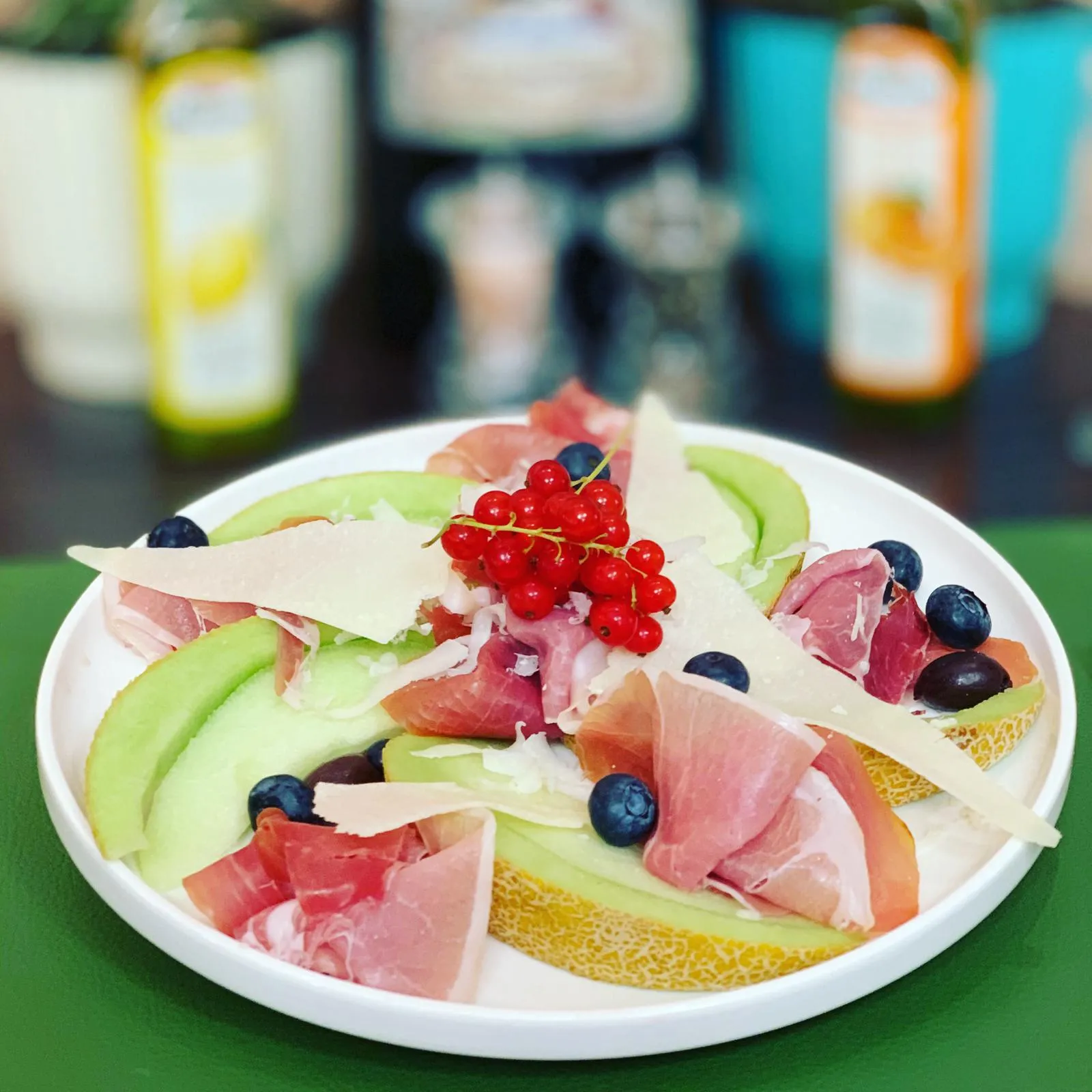 Prosciutto con Melone – Parmaschinken mit Honigmelone, Blaubeeren und Johannisbeeren