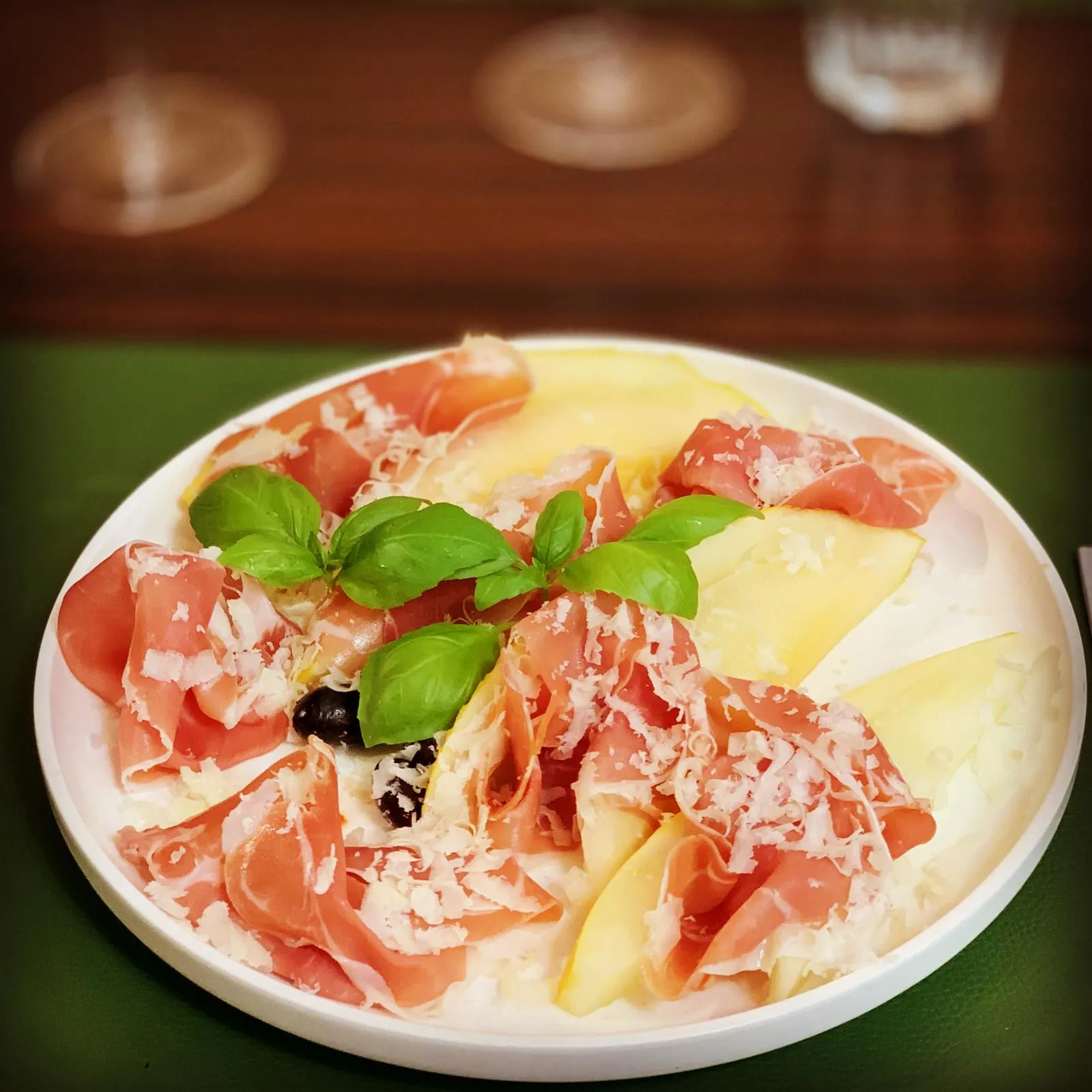 Prosciutto e Melone – Vorspeise mit Parmaschinken, Käse und Basilikum