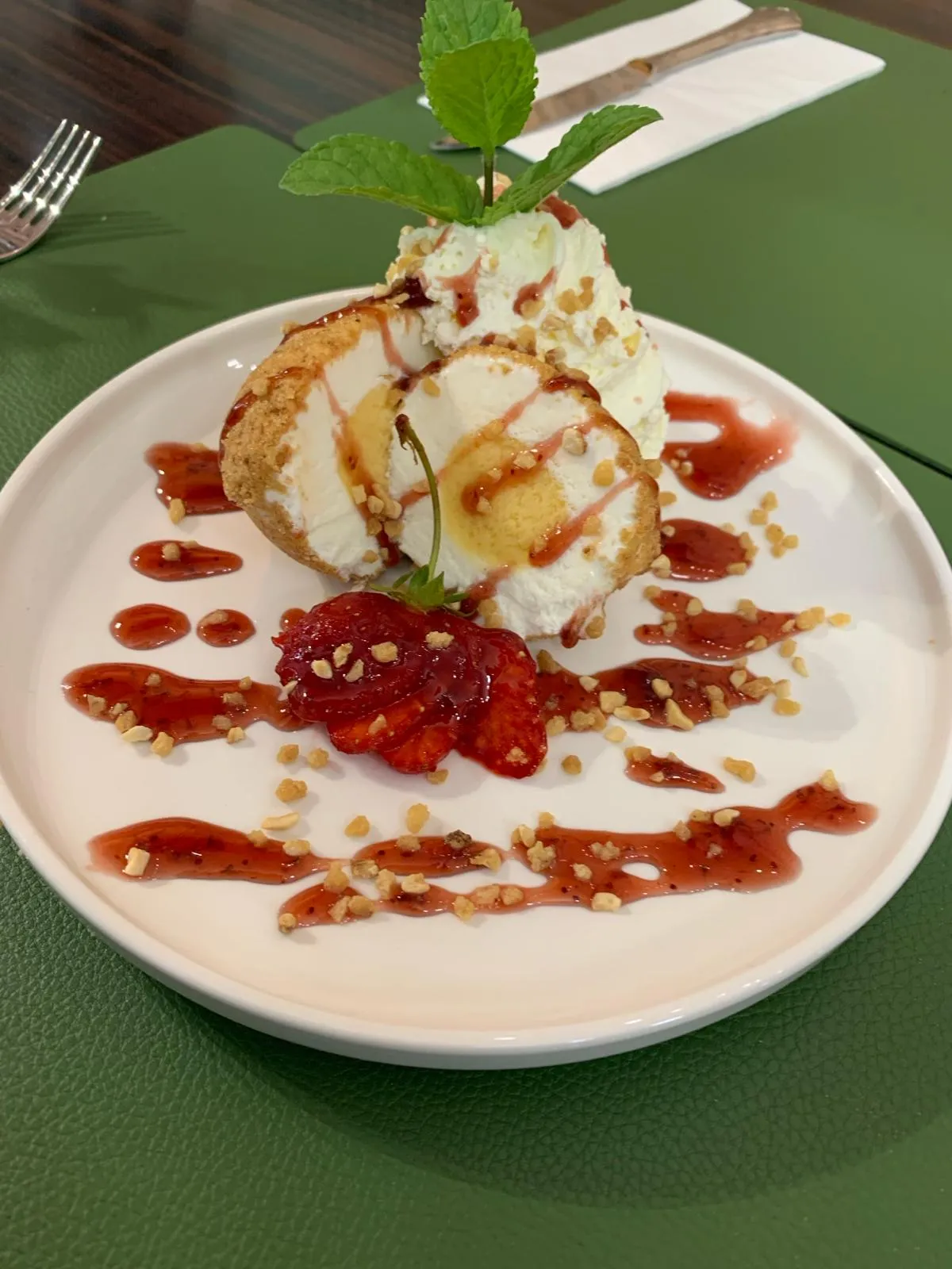 Hausgemachtes Dessert mit Vanilleeis, Erdbeersauce und Minze – Dolci Ponte Di Rialto
