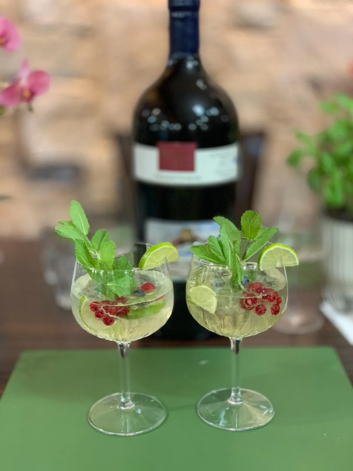 Erfrischende Cocktails mit Limette, Minze und Beeren – Bar Ponte Di Rialto